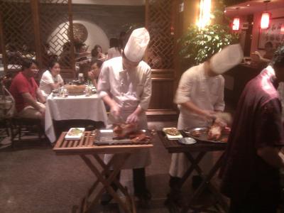 Peking ente traditionell am Tisch bearbeitet